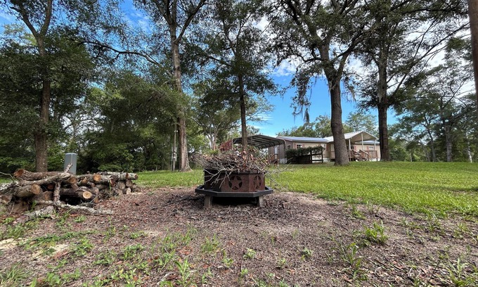 Fort White House | Florida Springs Escape, 10 Private Acres, 4 beds, just Mins to several Springs