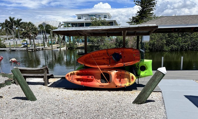 Southside Rural Community House | Florida waterfront home with pool and use of kayaks