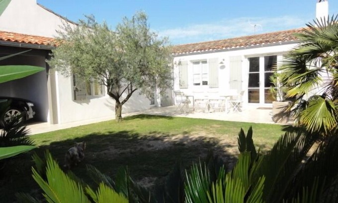 La Flotte House | Flotte Ile de RéHouse, Rhaeto-style, in the center of the village and close to the sea.