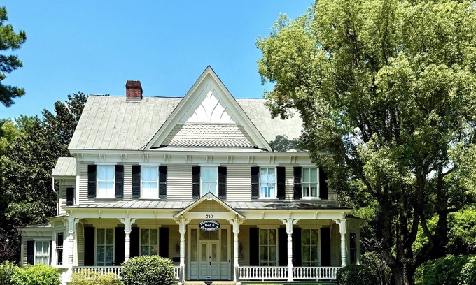 Summerville Historic District House | Flower Town Manor