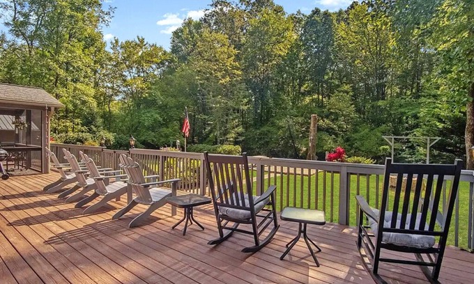 Franklin House | Flowing Water, Firepit, Large Deck, Wi-Fi, Stocked Fishing in Backyard Creek