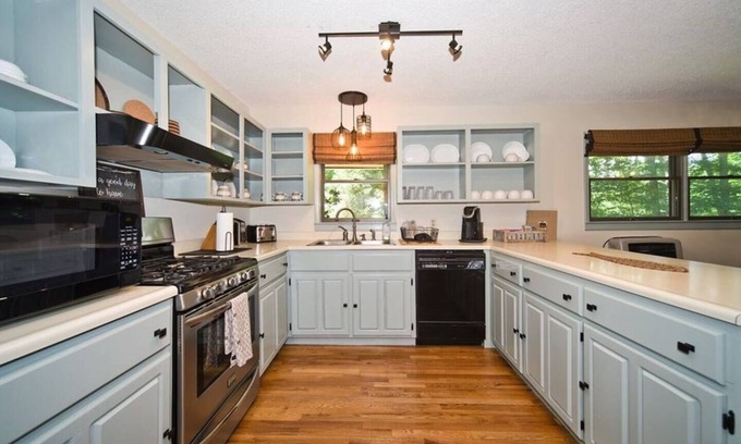 Sylva House | Fly Fishing on the Tuckasegee River! Private 3/3 home - Tranquil & Peaceful!