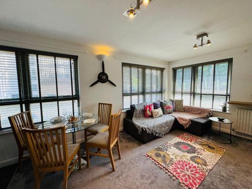 Crawley City Centre Apartment | Fly Hi-Town Centre Apartment