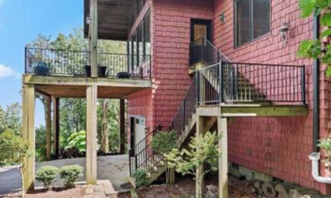 Lynn House | Flyin' High: A Rustic Luxury Mountain Getaway with Amazing Views
