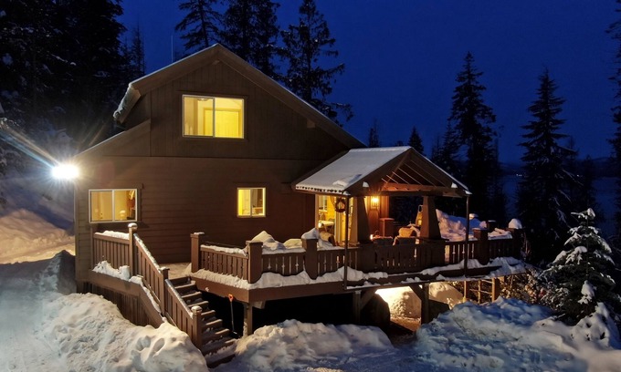 Coolin Cabin | Flying Arrow Cabin ~ Priest Lake with Lake Views 3 bedrooms Sleeps 12