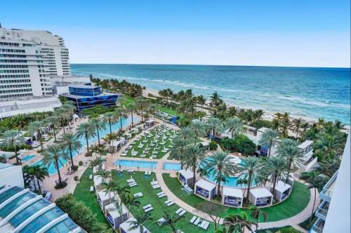 Mid Beach Apartment | Fontainebleau Hotel Ocean View Fits 6! 1 BED/2 BA
