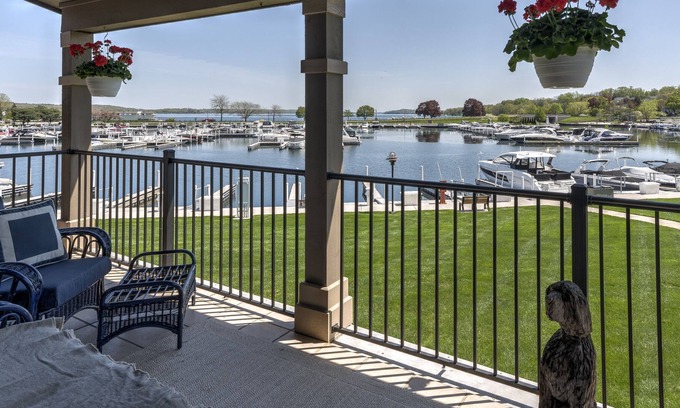 Fontana-on-Geneva Lake Resort | Fontana Waterfront! Prime fireworks viewing! Brand newly remodeled 2br/2ba, pool
