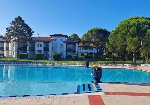 Behobie Apartment | Fontarrabie 02-Domaine Bordaberry-Terrasse & superbe piscine