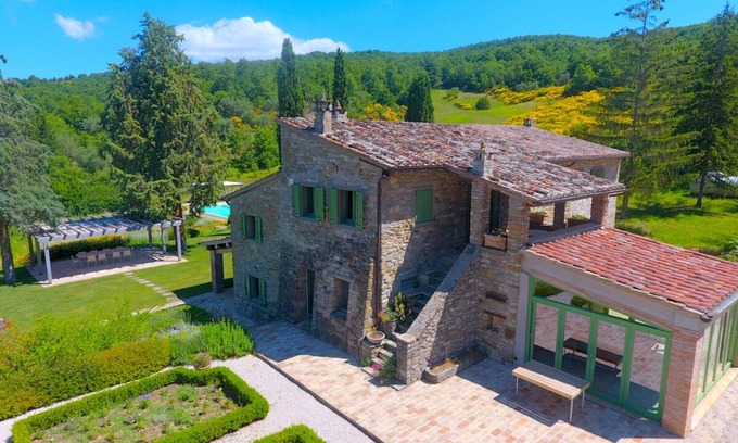 Umbertide Villa | Fonticchio: Luxury Villa With Superb Views, Infinity Pool, Air-con. Free Wifi