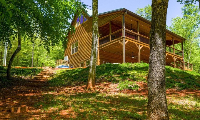 Cleveland Cabin | Foothills Family Retreat- Hot Tub/Playset/Fire Pit/7 bedrooms!
