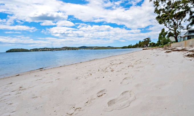 Salamander Bay House | Footprints on Foreshore