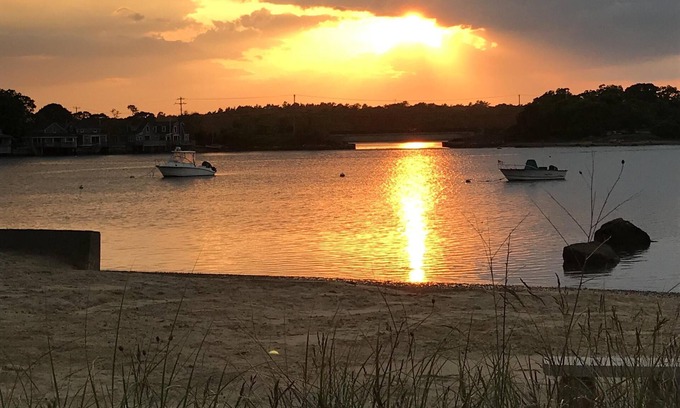 Buzzards Bay Cottage | Footsteps from Broad Cove 5 min walk to Onset Village