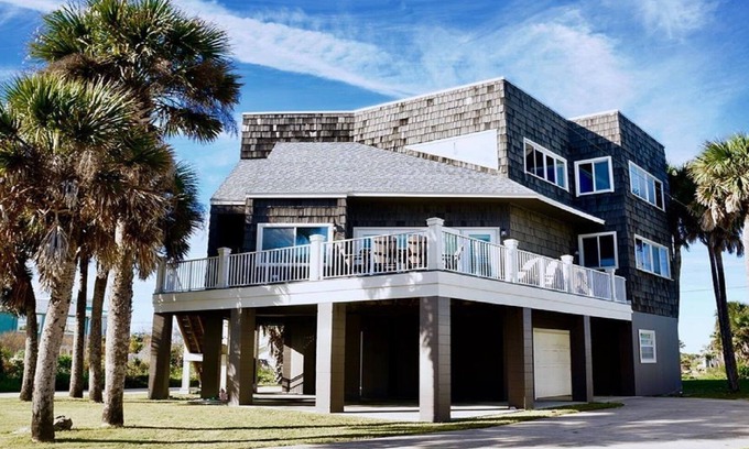 Marineland Acres House | Footsteps to the Beach - Sleeps 8-Quiet Beach in The Hammock