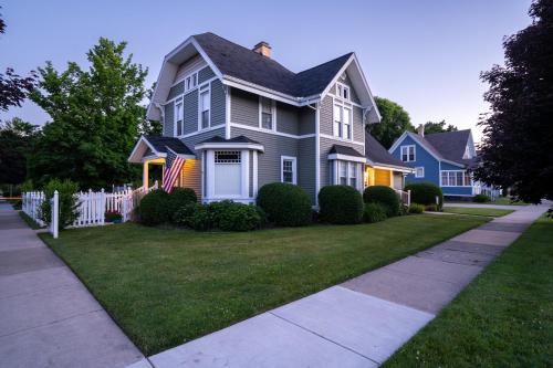 South Haven House | For Pete's Sake - private pickleball court & 2 blocks to beach!