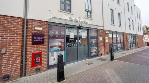 Runnymede Apartment | For Students Only - Straits Garden at Egham