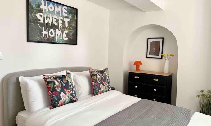 Reading Apartment | Forbury Apartment, 3 guests, Free Parking & Wifi, close to Uni, Hospital & Town Centre