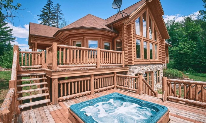 Fiddler Lake Resort Ski Chalet | Forest Getaway, Soak in the Spa, Sauna, Fireplace