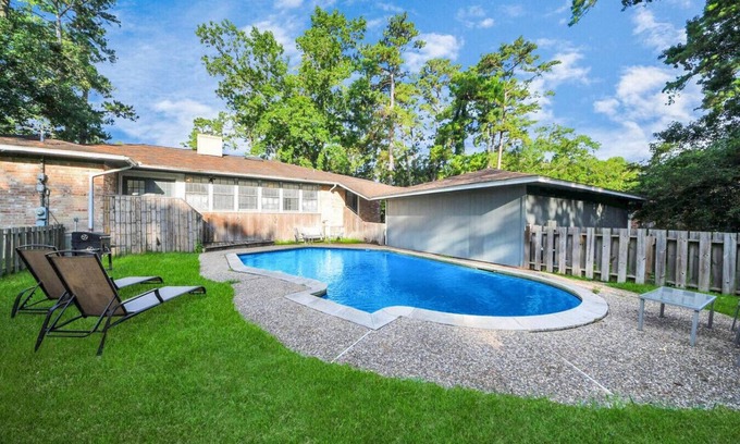 Humble Apartment | Forest Glade Retreat with Pool 25 Min to Downtown