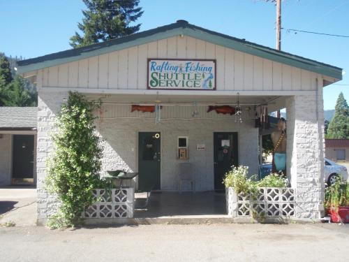 Happy Camp Hotel | Forest Lodge Motel