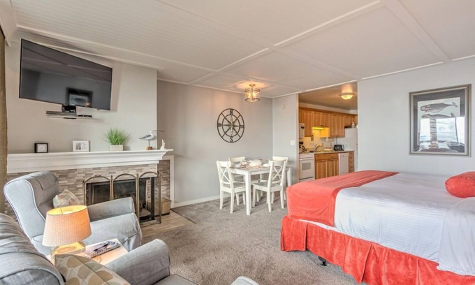 Otter Rock Apartment | Forest View Studio with Full Kitchen & Patio