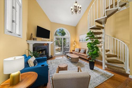 Pigeon Forge Ski Chalet | Forge Chalet- Cozy Stay with Bunks, Views and Hot Tub