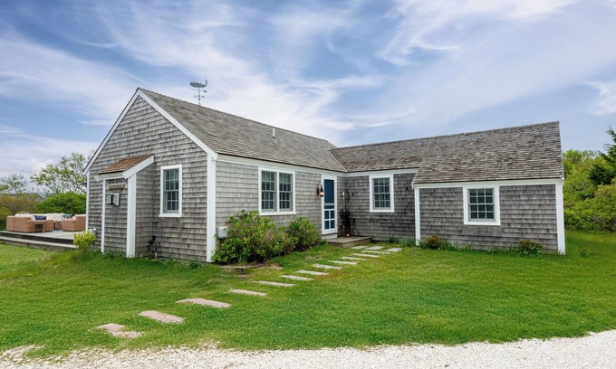 Madaket House | Forget Me Knot – Serene Madaket Retreat Near Starbuck Beach