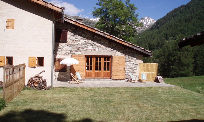 Bramans House | Former refuge accessible by road at 1670m altitude
