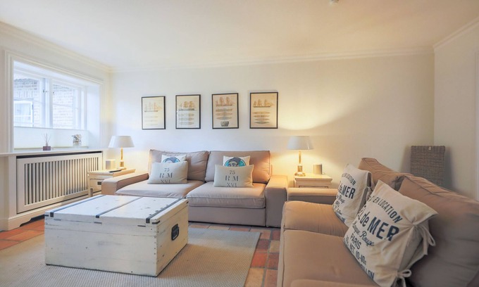Keitum House | Formerly used as a weaving mill, the thatched Weberhof is now home to three houses.