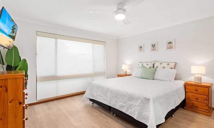 Forster House | Forster holiday home, linen included-WiFi- pets welcome-cafes,beach, golf, fish