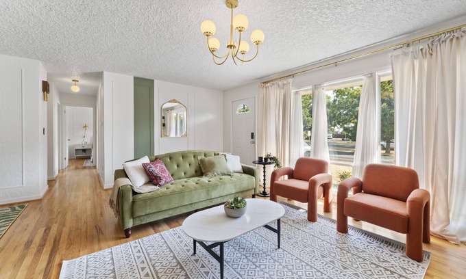 Vancouver House | Fort Adobe 10 mins to Airport Large fenced Yard