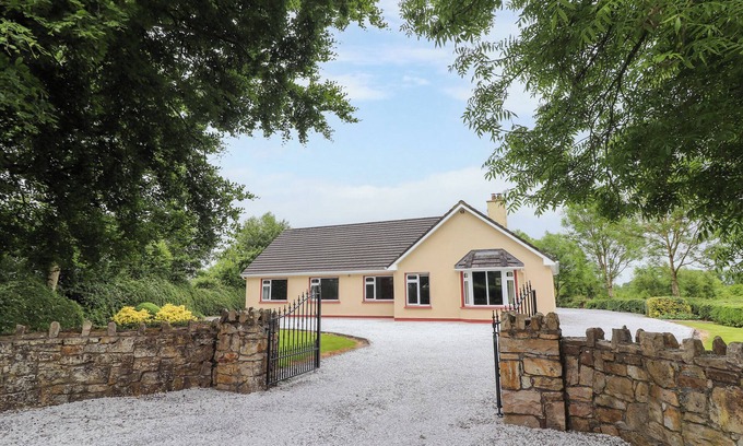 Shanavooneen House | FORT LODGE, family friendly, with open fire in