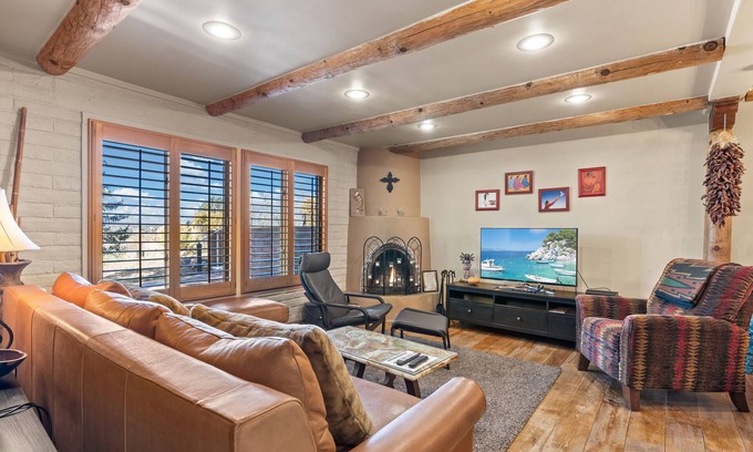 Northeast Santa Fe Hotel | Fort Marcy: Downtown Condo - Walk To Plaza. Wood-Burning Fireplace.