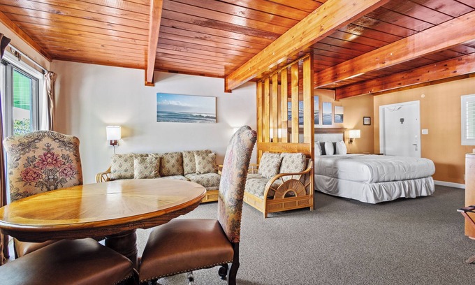 Fort Pierce Hotel | Fort Pierce Oceanfront Inn- Suite- King Bed #6