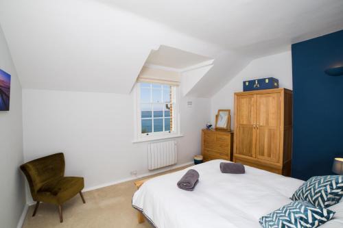 Yarmouth House | Fort Victoria Cottages - Spinnakers