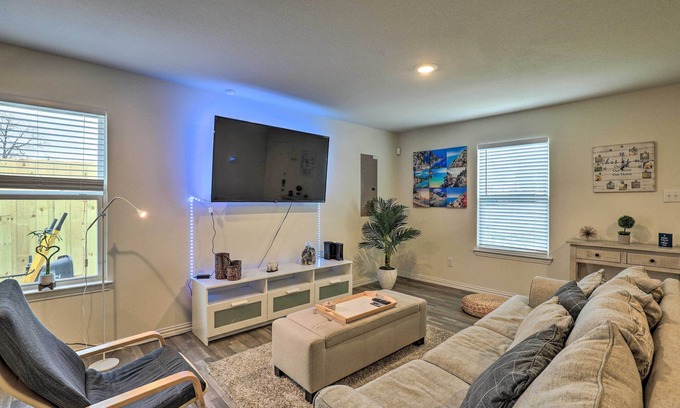 Fort Worth House | Fort Worth Retreat with Private Quarter Acre!