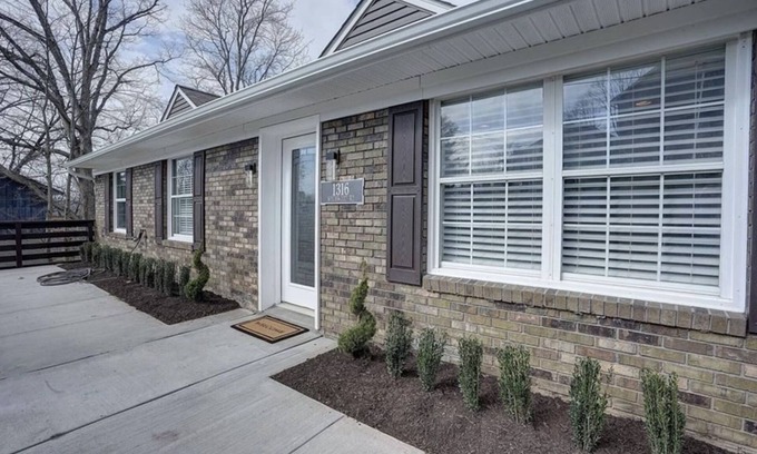 Charleston House | Fort Wychwood is newly renovated with great views and city access!