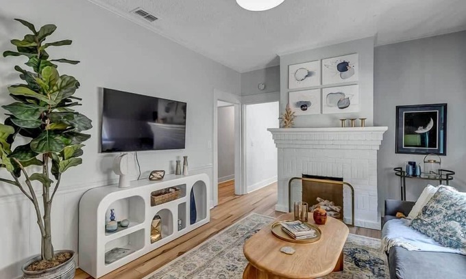 Urban Core Apartment | Forth House - Butterfly Getaway in Historic SPR!