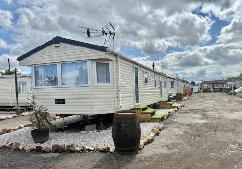 Glasgow Apartment | Four-bed Delta Caravan, Uddingston, Glasgow Located in Uddingston, Glasgow at Maryville Caravan Site