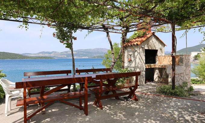 Dubrava Apartment | Four-bedroom apartment near beach Cove Pještata, Pelješac (A-10236-a)
