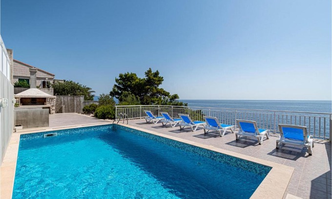 Orebic House | Four-Bedroom Holiday Home in Dingac