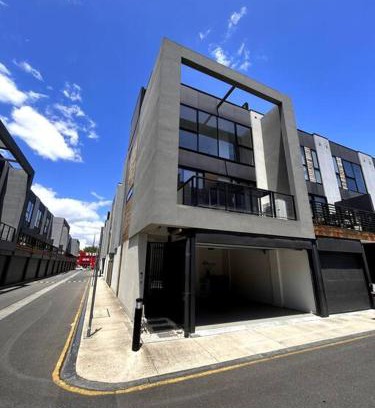 Port Melbourne Apartment | Four-Bedroom Town House in Port Melbourne