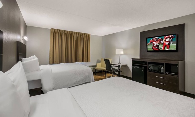 Ashley Oaks Hotel | Four Convenient Rooms w/Access to Interstate 40 | Complimentary Breakfast