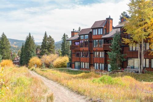 Four O'Clock House | Four OClock Lodge #21 by Great Western Lodging
