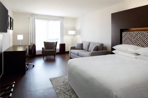 Desjardins Hotel | Four Points by Sheraton Lévis Convention Centre