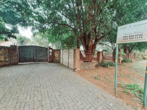 Lephalale House | Four Seasons Guesthouse - Hardekool 7