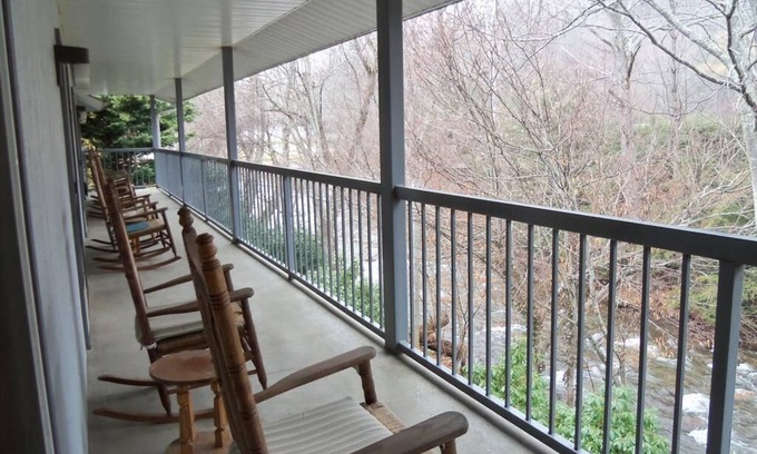 Maggie Valley Hotel | Four Seasons Inn