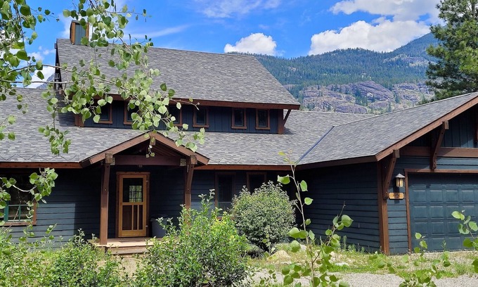 Mazama House | Four Sisters Lodge 3 Bedroom Option-Dog Friendly, Walk to Ski Trail!