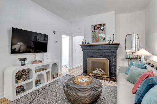 Urban Core Apartment | Fourth House - Eclectic and fun 1BR in SPR