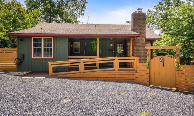 Mount Jackson House | Fox & Hound Getaway: Sauna, Hot Tub, Dogs, Game Night!