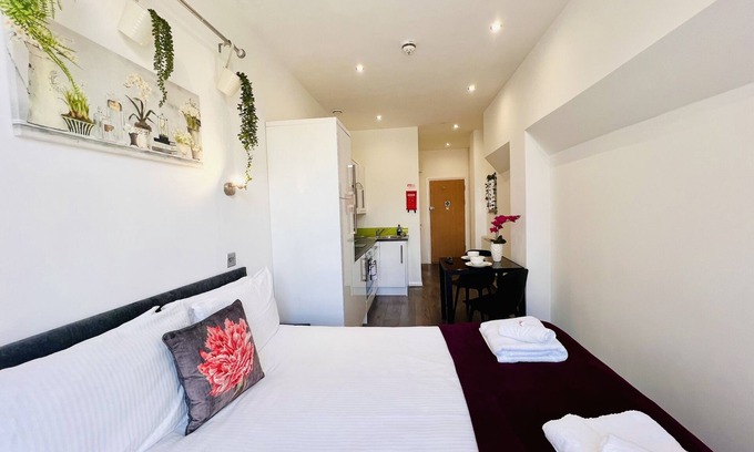 Barbican Apartment | Fox House, Studio Apartments